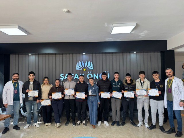 Akademideyiz Bilim Olimpiyatları kapsamında öğrencilerimiz; tarih, coğrafya, kimya, fizik, biyoloji ve matematik alanlarında düzenlenen sınavlara katılım sağlamıştır. 