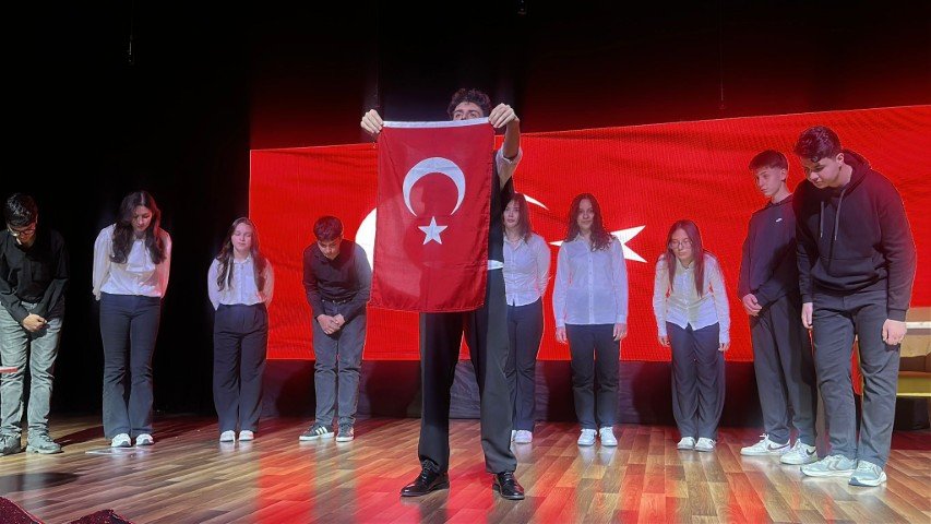 Okulumuzda, İstiklal Marşı’nın kabulü vesilesiyle Mehmet Akif Ersoy saygı ve özlemle anılmıştır. Öğrencilerimiz hazırladıkları etkinliklerle milli birlik, bağımsızlık ve Ersoy’un değerlerini yaşatmıştır.