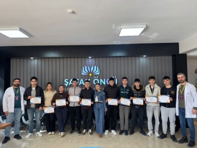 Akademideyiz Bilim Olimpiyatları kapsamında öğrencilerimiz; tarih, coğrafya, kimya, fizik, biyoloji ve matematik alanlarında düzenlenen sınavlara katılım sağlamıştır. 