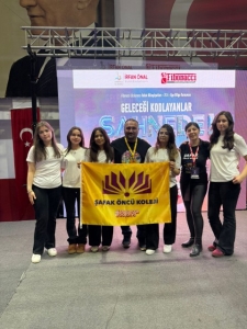 Okulumuz, Fibonacci Olimpiyatları’na katılarak yeşil girişimcilik alanında derece elde etmiştir. Öğrencilerimiz, geliştirdikleri kompost makinesi ile organik atıkları değerlendirerek evcil hayvan maması üretmiş ve sürdürülebilir çözümler sunmuştur.