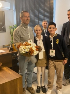 Next to Green: Compost Projesi Kapsamında Fransa Büyükelçiliği Kültür Etkinlikleri ve İşbirliği Müsteşarı ve Türkiye Fransız Kültür Merkezleri Genel Müdürü Sayın Gilles Roulland ve Fransa Büyükelçiliği Sivil Toplum ve Yerel İşbirliği Sorumlusu Sayın Emma Pillonel, kamp alanını ziyaret ederek finalist öğrencilerimizle bir araya geldiler.