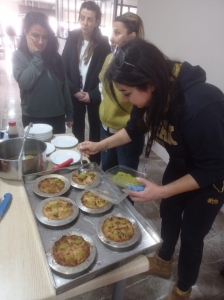 Şafak Öncü Koleji’nde yürütülen Aile Akademisi çalışmaları kapsamında, velilerimizin öğrencilerimizle birlikte aktif katılımını destekleyen çeşitli etkinlikler gerçekleştirilmektedir.