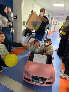 Şafak Öncü Koleji Sosyal Yardımlaşma Projesi Kapsamında Ege Üniversitesi Çocuk Hematoloji ve Onkoloji ünitesinde yatan çocuklara yeni yıldan istedikleri hediyeler verildi.