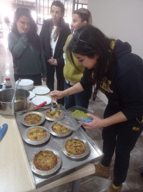 Şafak Öncü Koleji’nde yürütülen Aile Akademisi çalışmaları kapsamında, velilerimizin öğrencilerimizle birlikte aktif katılımını destekleyen çeşitli etkinlikler gerçekleştirilmektedir.