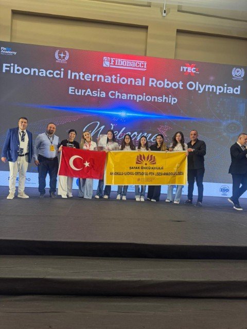 Ege bölgesi 3.sü olan takımımız Uluslararası Fibonacci robot yarışmasında yeşil girişimcilik kategorisinde Avrasya  3.olarak Roma ya gitmeye hak kazanmıştır.