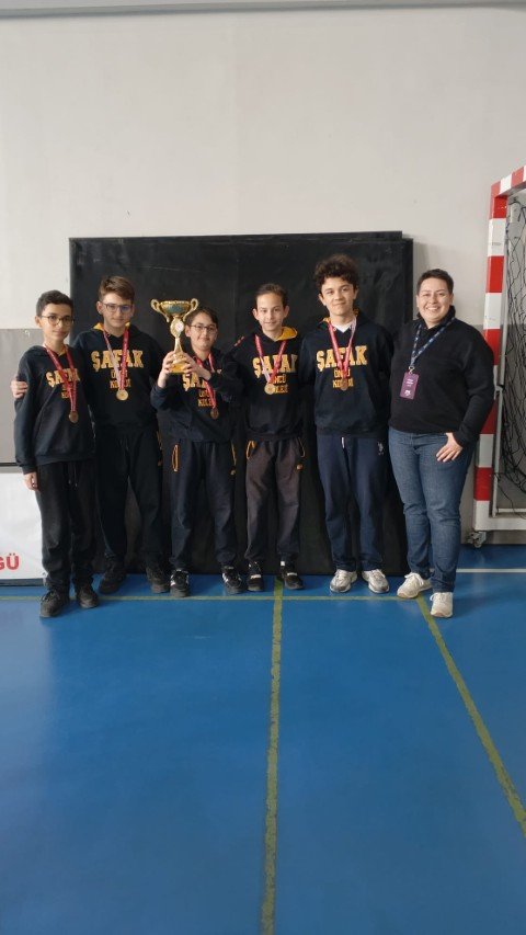 Yıldız Satranç Takımımız Okul Sporları Yıldızlar Kategorisi Satranç Turnuvasında Uşak 1. si olarak bizleri gururlandırmıştır.